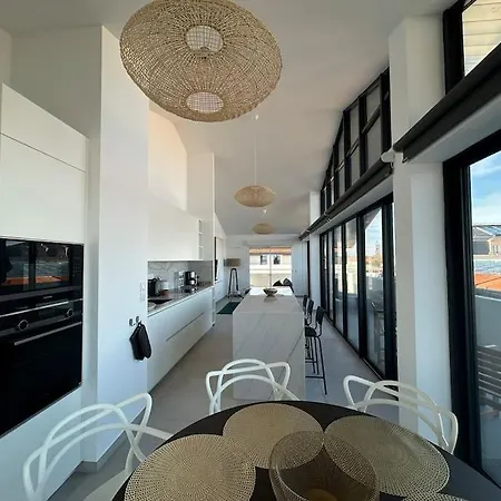 Ocean Gate Apartment *